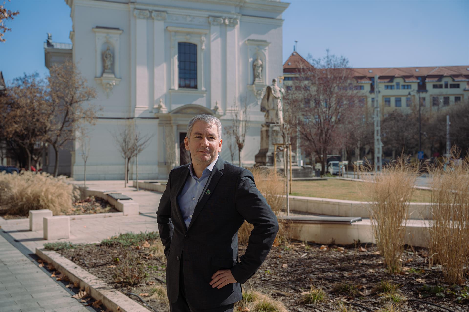 Sátly Balázs egy józsefvárosi utcán