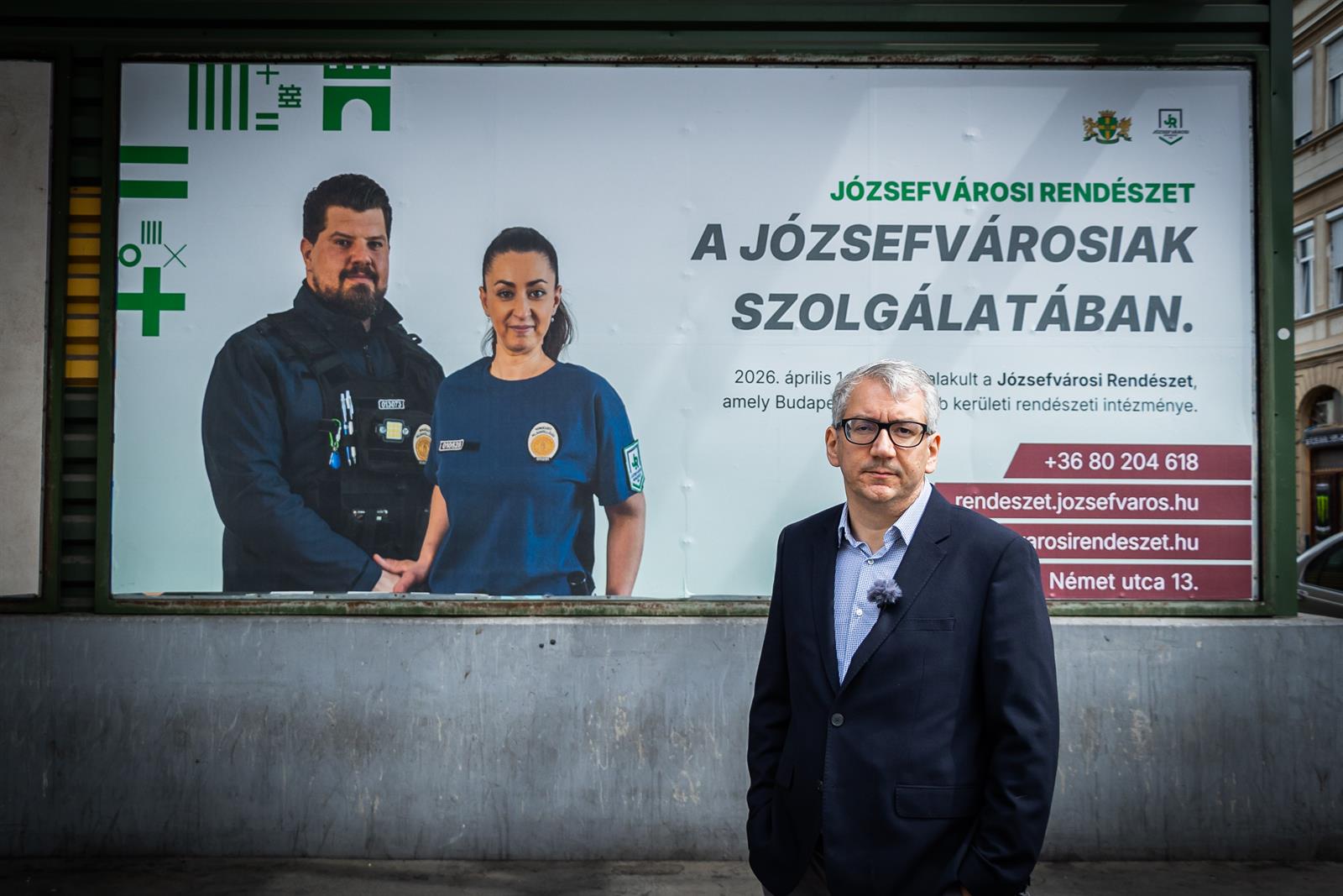 Sátly Balázs a Józsefvárosi Rendészet plakátja előtt